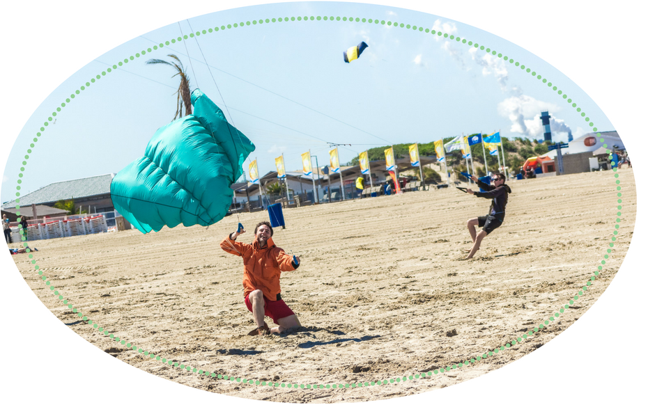 vliegeren-kiten-op-het-strand-eenorigineledag.nl